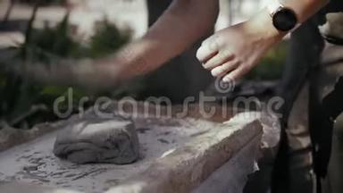 特写，陶工手中的女子为陶坛混泥土